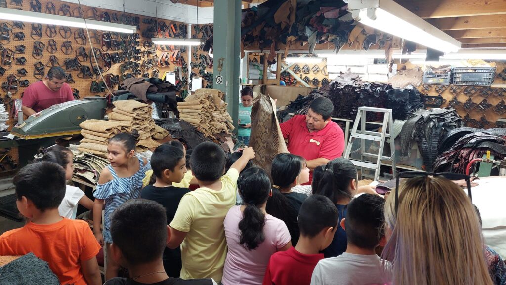 Niños visitan la fabrica de botas en cd. Mier Tam.
